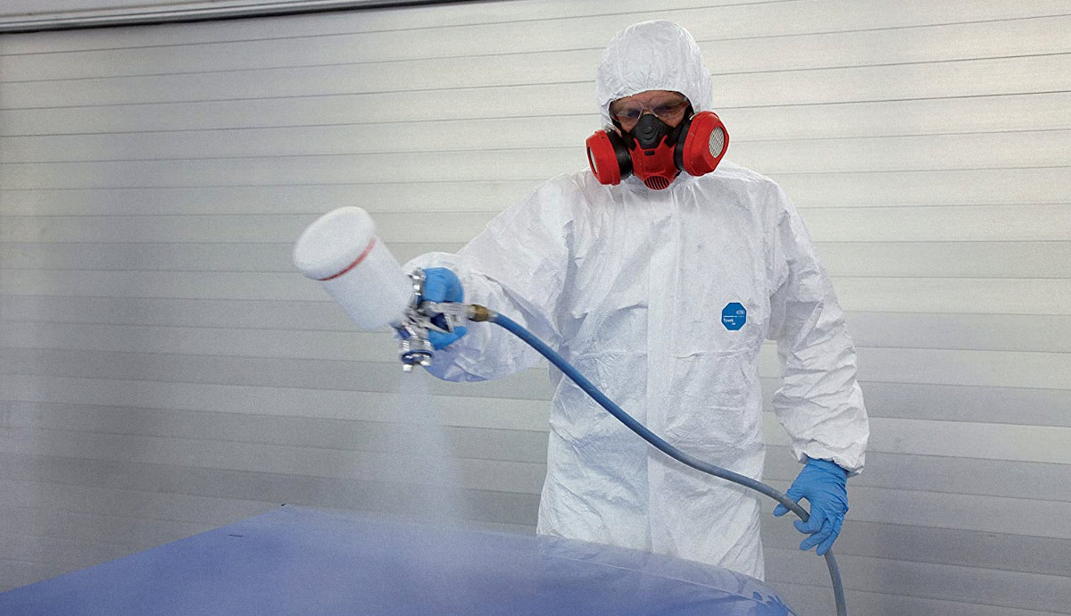 Trabajador pintando con un buzo de seguridad desechable de tyvek