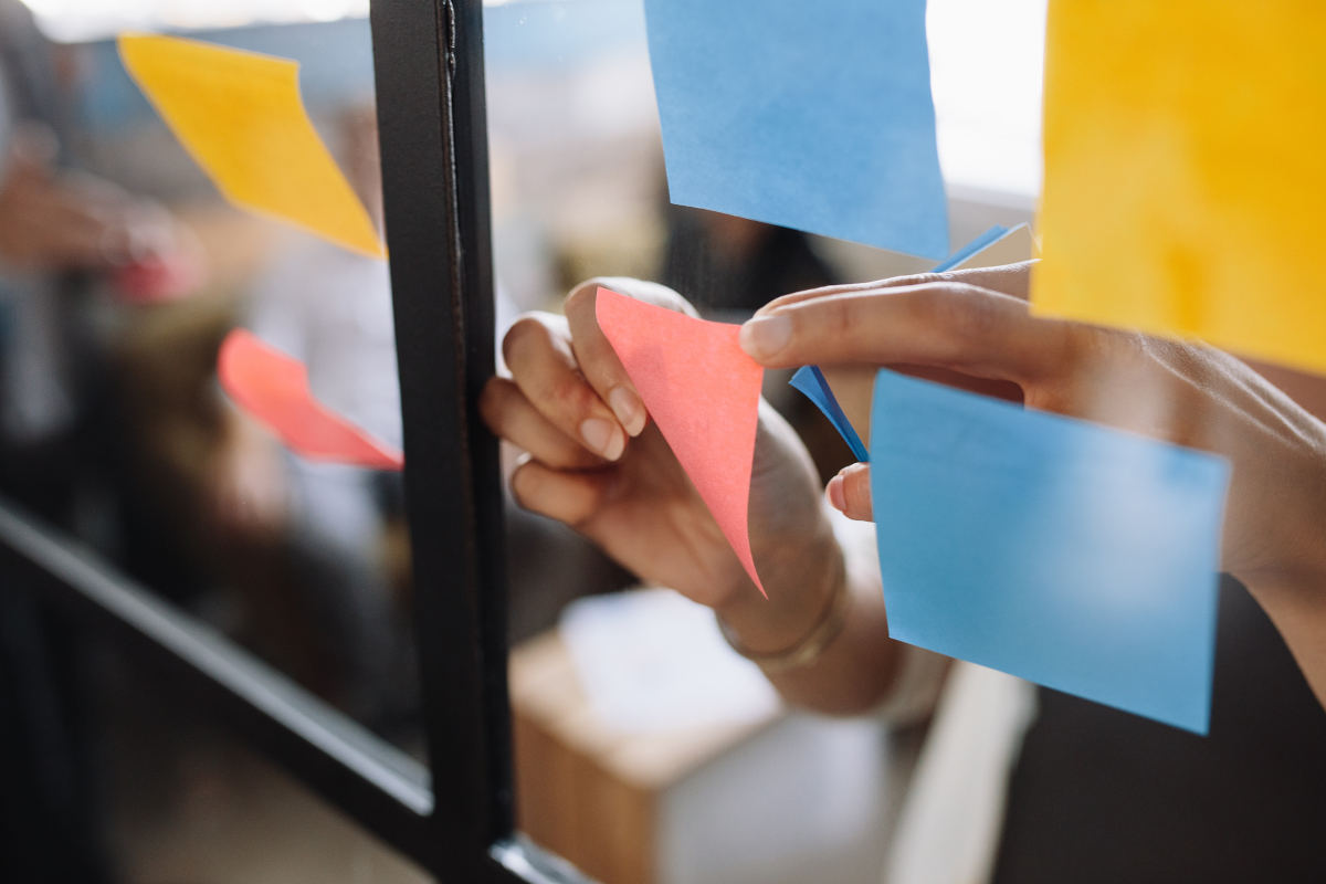 Notas adhesivas pósit como recordatorio en una pared de vidrio