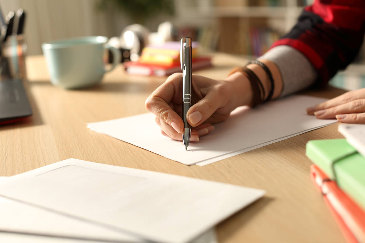 estudiante escribe en resmillería de papel