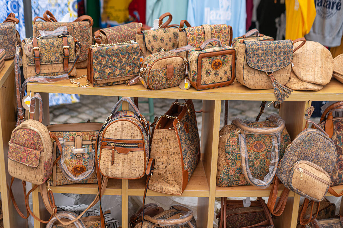 estuches de corcho y bolsos en un mercadillo callejero de Portugal