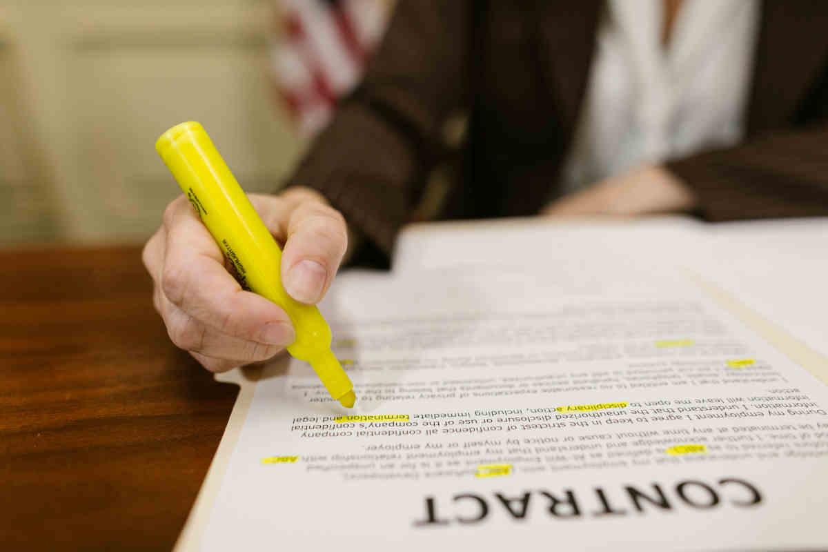 Uso de un resaltador fluorescente para marcar un documento